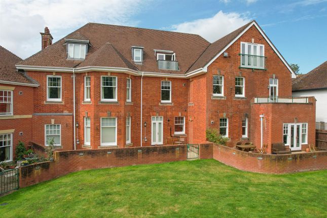 Stratford Court, Avenue Road... 2 bed apartment for sale