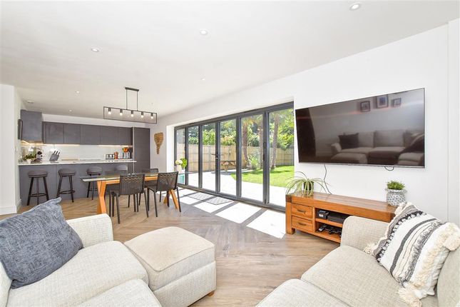 5 bed detached house