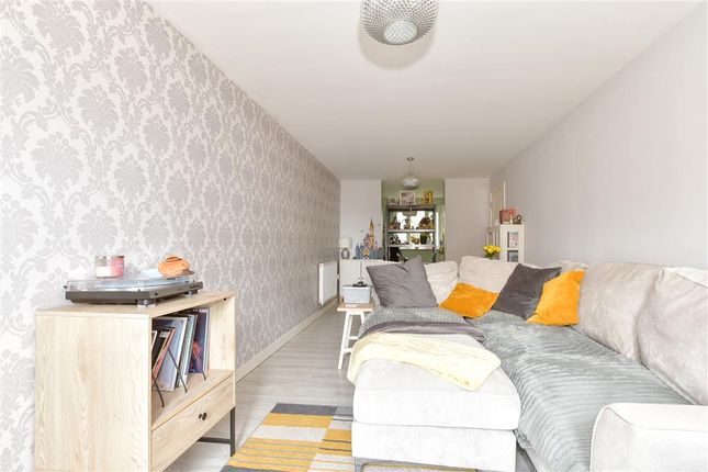 Ward View, Chatham, Kent 2 bed flat for sale