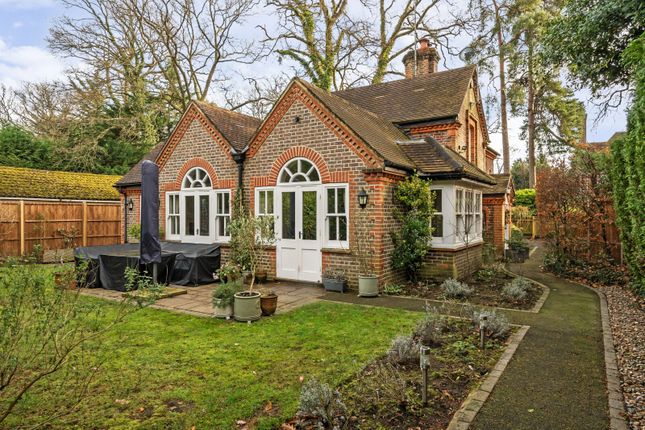 Old Woking Road, West Byfleet, KT14 3 bed detached house for sale