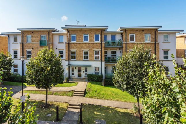 HIGHBURY DRIVE, LEATHERHEAD, KT22 2 bed apartment for sale