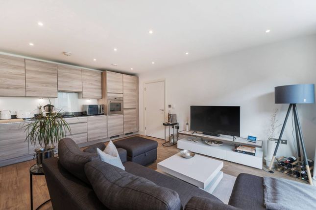 Lakeside Drive, Acton, London, NW10 2 bed flat for sale
