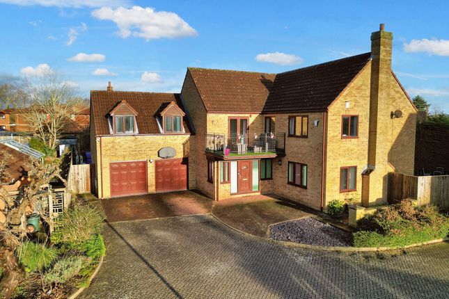 Rosemary Court, Milton Keynes MK7 5 bed detached house for sale