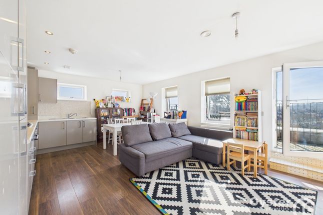 Telford Road, London, N11 2 bed flat for sale