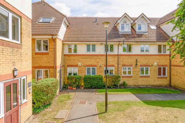 Burn Close, Addlestone KT15 2 bed apartment for sale