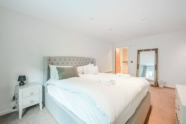 Western Gateway, Docklands, London, E16 2 bed flat for sale