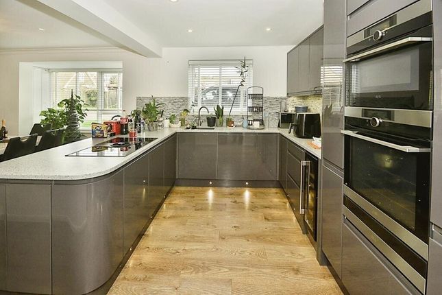 5 bed detached house