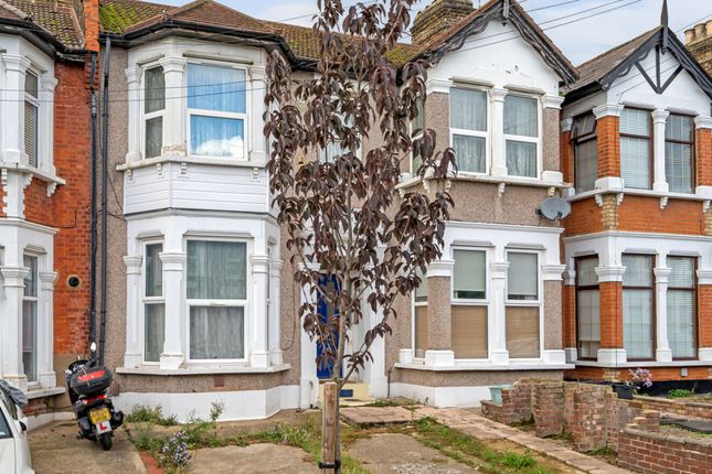 Courtland Avenue, Ilford, Essex 2 bed apartment for sale