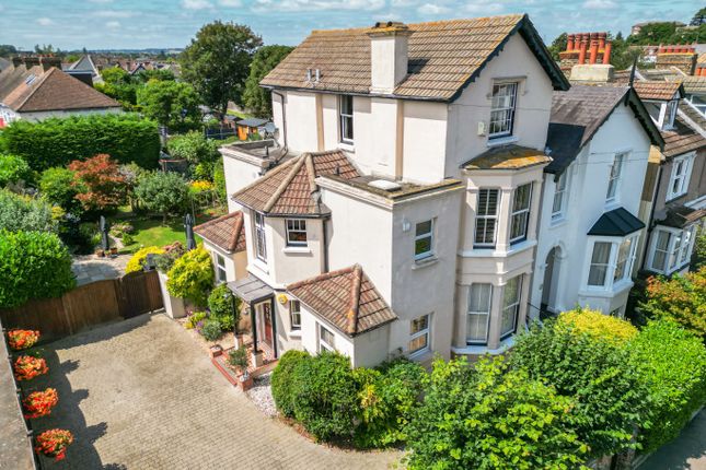 Whitehill Road, Gravesend, Kent, DA12 4 bed semi