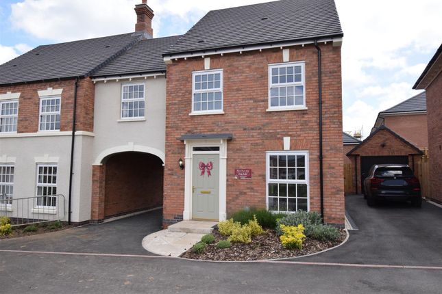 3 bed link detached house