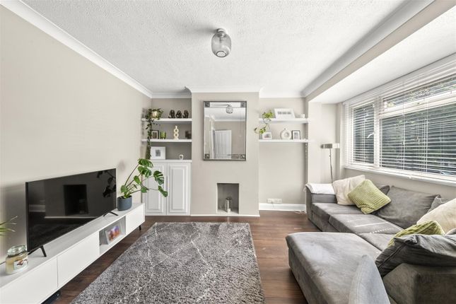Chertsey Road, Twickenham TW2 2 bed maisonette for sale