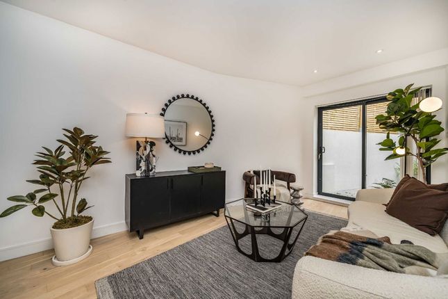 Lillium Mews, Wimbledon SW19 2 bed flat for sale