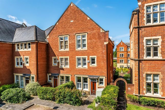 LAVENDER CLOSE, SOUTH LEATHERHEAD, KT22 4 bed terraced house for sale