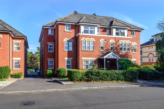 Claremont Avenue, Surrey GU22 2 bed flat for sale