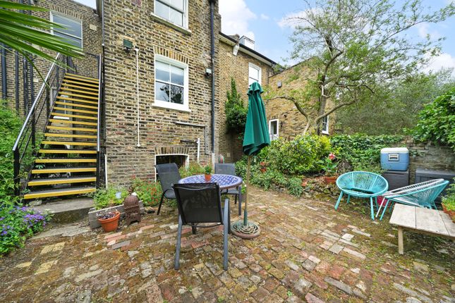 Lordship Road, London 2 bed apartment for sale