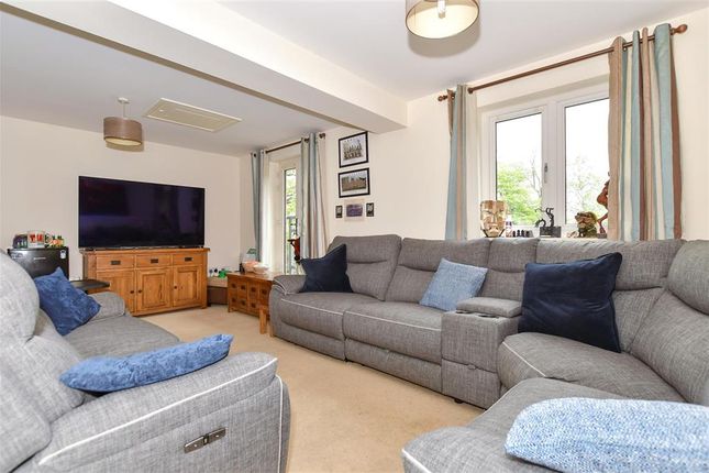 5 bed link detached house