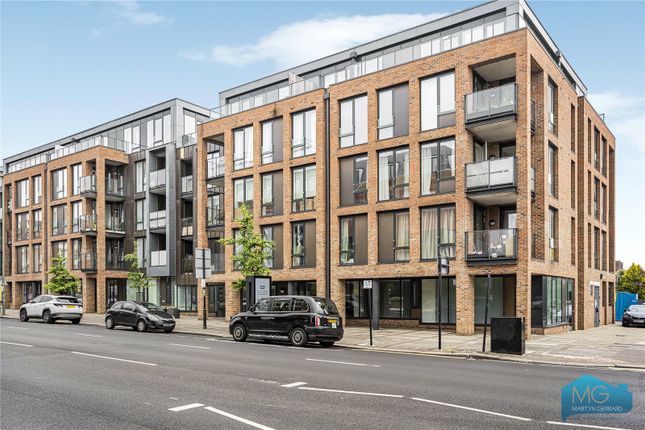 High Road, London, N12 2 bed apartment for sale