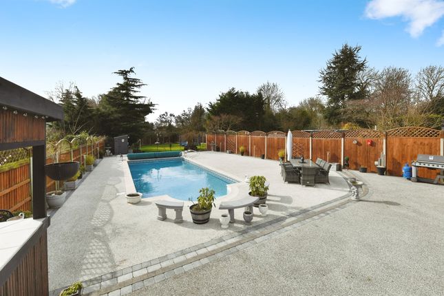 5 bed detached house