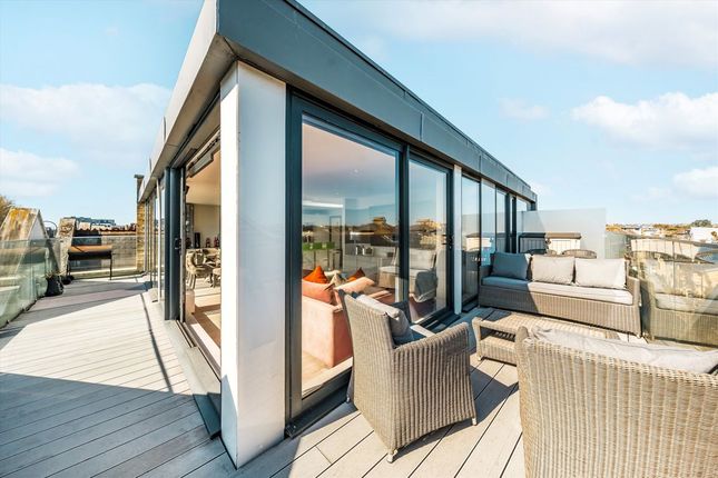 Tooting High Street, London SW17 2 bed flat for sale