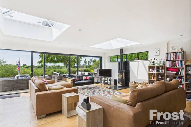 The Avenue, Wraysbury... 3 bed detached house for sale