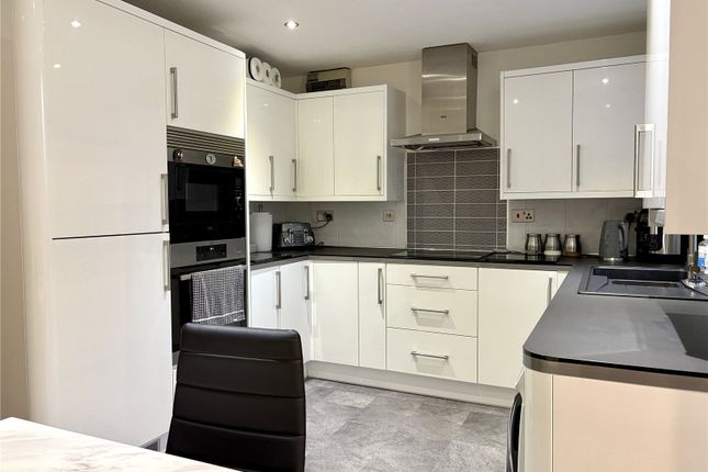 Luzley Brook Road, Shaw, Oldham, OL2 3 bed semi