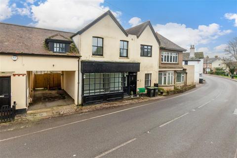Wrotham Road, Meopham Green, Kent 2 bed ground floor maisonette for sale