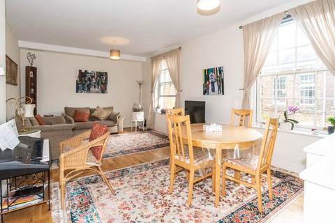 Royal Drive, London N11 2 bed apartment for sale