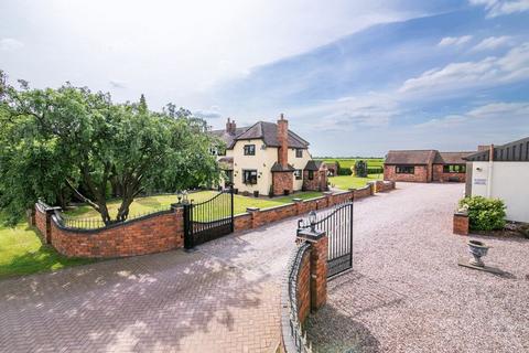 5 bedroom country house for sale