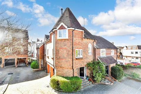 St. Martin's Mews, Dorking, Surrey 2 bed maisonette for sale