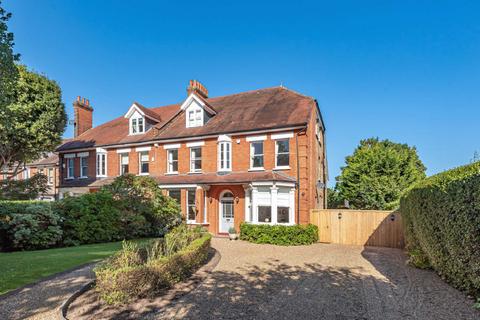 Queen Annes Place, Bush Hill, EN1 7 bed semi