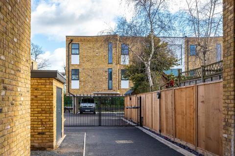 Sandycombe Road, Kew, Surrey, TW9 2 bed apartment for sale