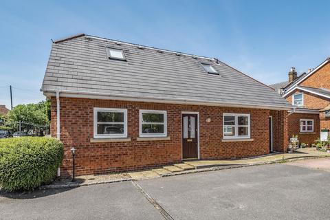 Hidden Close, West Molesey, KT8 2 bed flat for sale