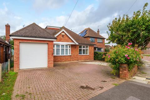 Richmond Drive, Shepperton, TW17 5 bed detached house for sale