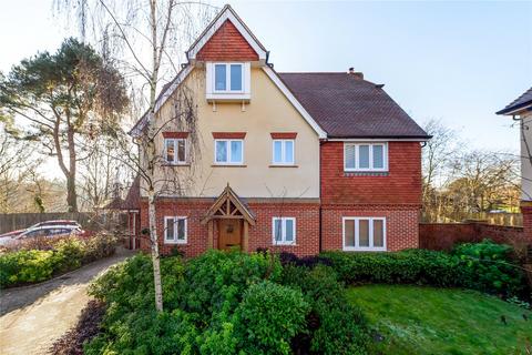Rouse Close, Weybridge, KT13 5 bed detached house for sale