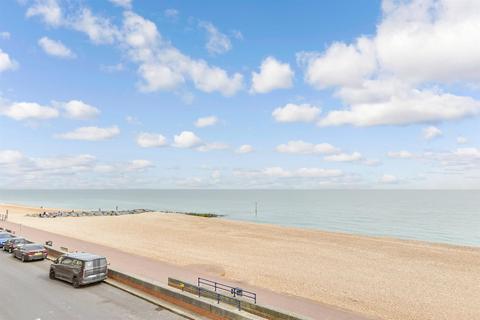 West Parade, Hythe, Kent 2 bed flat for sale