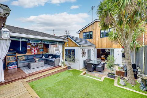 Hambro Avenue, Rayleigh, SS6 4 bed detached house for sale