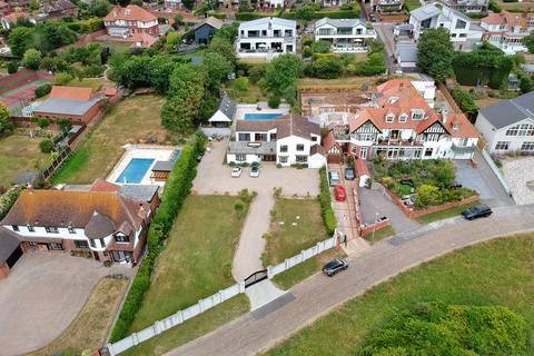 6 bedroom detached house for sale