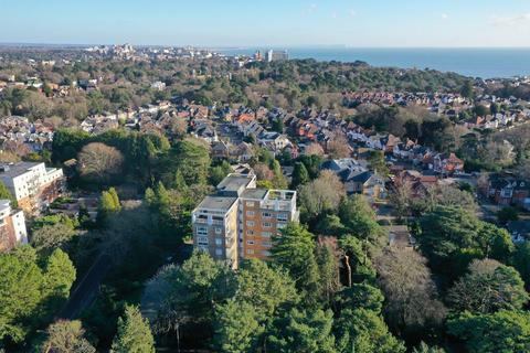 15 The Avenue, Poole, BH13 3 bed flat for sale