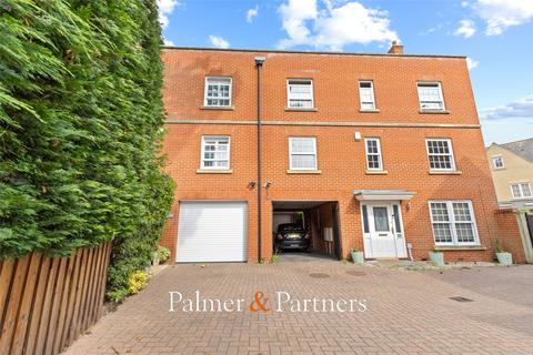 Septimus Drive, Highwoods... 5 bed semi