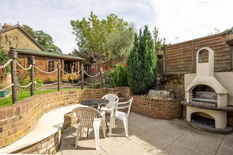 Anderson Road, Weybridge, KT13 3 bed semi