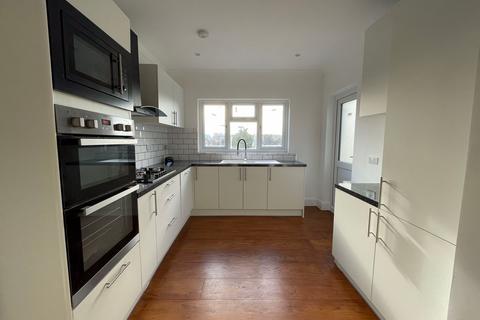 Oakleigh Court, Edgware, HA8 3 bed semi