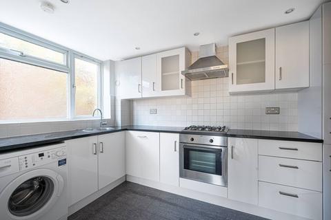 Holden Road, Woodside Park, London, N12 3 bed flat for sale