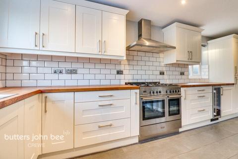 5 bedroom semi-detached house for sale