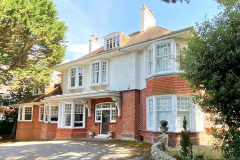 West Overcliff Drive, Bournemouth, BH4 2 bed apartment for sale