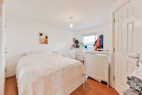 Winkfield Road, Wood Green, London, N22 2 bed flat for sale