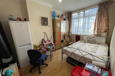 Victoria Road, Southall, UB2 2 bed flat for sale