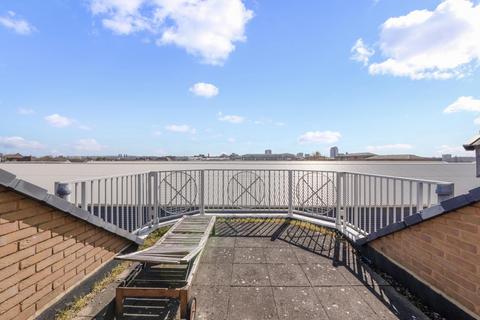 Ares Court, Homer Drive, E14 3 bed penthouse for sale
