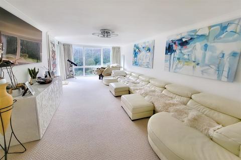 West Cliff 2 bed flat for sale