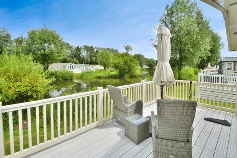 Kingfisher Lake, Cotswold Hoburne... 2 bed detached house for sale