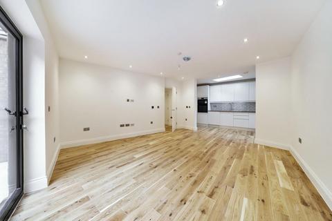 Askew Road, Shepherd's Bush 2 bed flat for sale